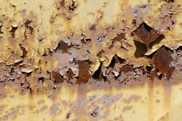 Flockige Farbe auf dem alten rostigen Metall — Stockfoto