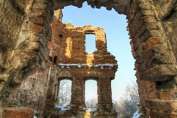 Övergivna ruiner av en f.d. väderkvarn — Stockfoto
