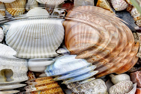 Ondas de água sobre os seixos de pedra — Fotografia de Stock