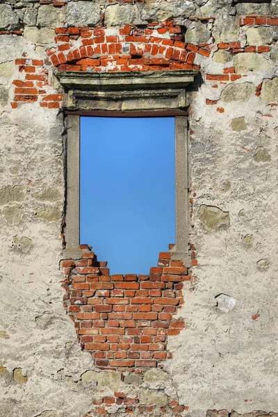Ablak a gótikus vár romjai — Stock Fotó