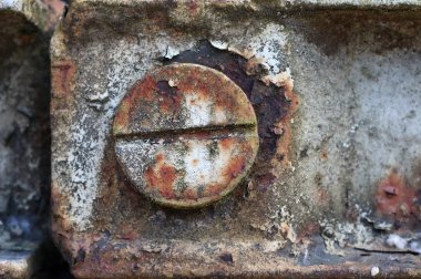 Demir bir yapıdaki paslı vidanın detayı