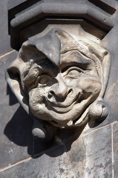 Каменная голова клоуна в готическом стиле — стоковое фото