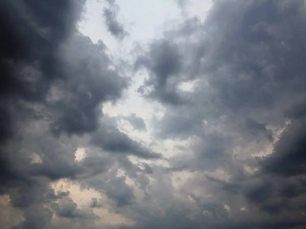 Nuvens chuvosas escuras — Fotografia de Stock