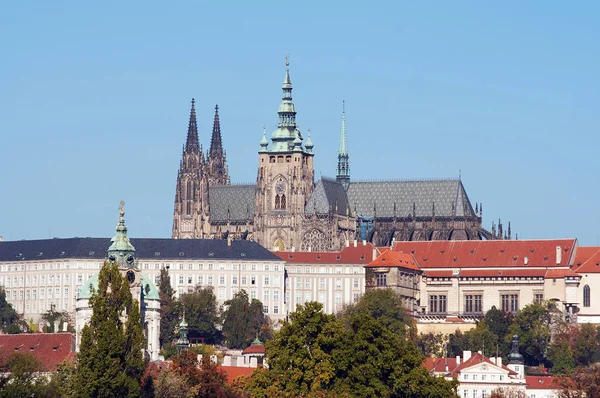 Praagse burcht en de kathedraal — Stockfoto