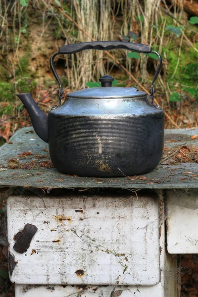 Eski ocakta yıpranmış çaydanlık — Stok fotoğraf