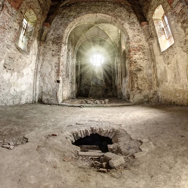 Dios vibra en ruinas de la iglesia abandonada —  Fotos de Stock