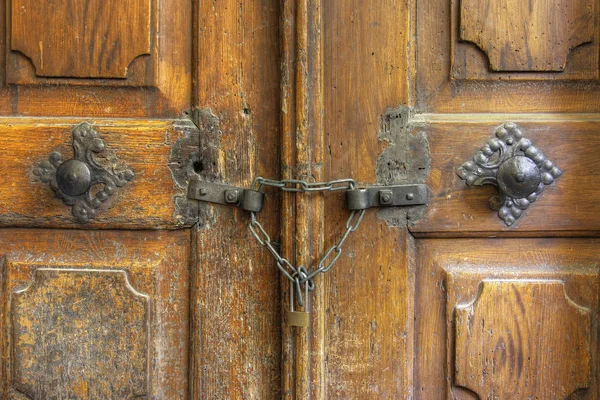 Velha porta fechada e trancada — Fotografia de Stock