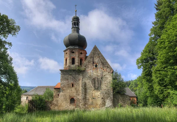 Staré pozůstatky opuštěného kostela Zvěstování Panny Marie Vir — Stock fotografie