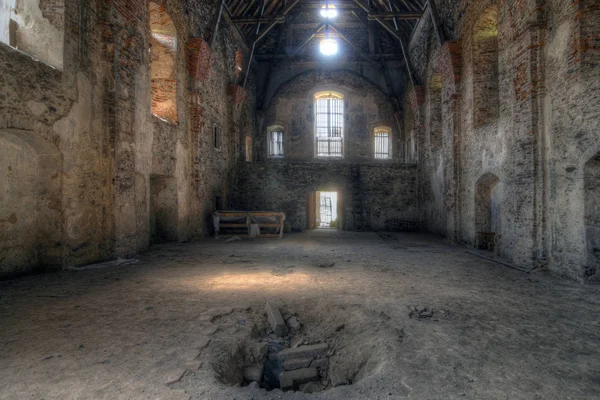 Oude ruïnes van de verlaten kerk van de aankondiging van de Vir — Stockfoto