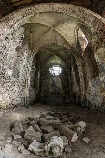 Ruïnes van de verlaten kerk — Stockfoto