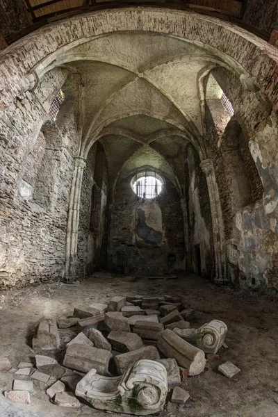 Ruinas de la iglesia abandonada — Foto de Stock