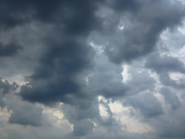 Nubes oscuras lluviosas —  Fotos de Stock