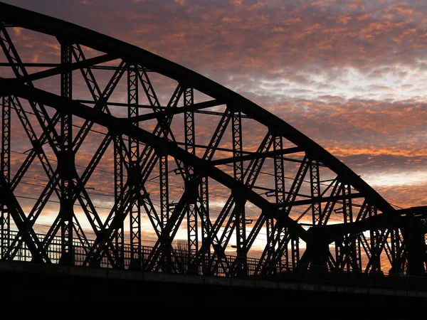 Ponte ferroviária ao pôr-do-sol — Fotografia de Stock