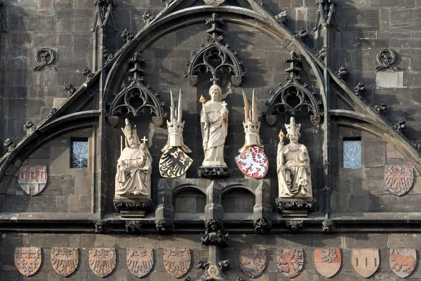 Die Statuen von Heiligen und Königen auf dem Brückenturm von Karl b — Stockfoto