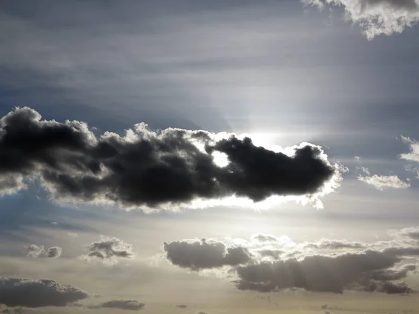 Темное облако на небе в подсветке — стоковое фото