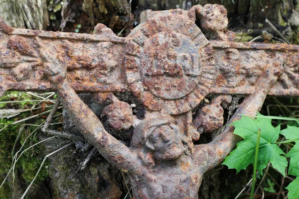 Altes rostiges Kreuz im Wald verloren — Stockfoto