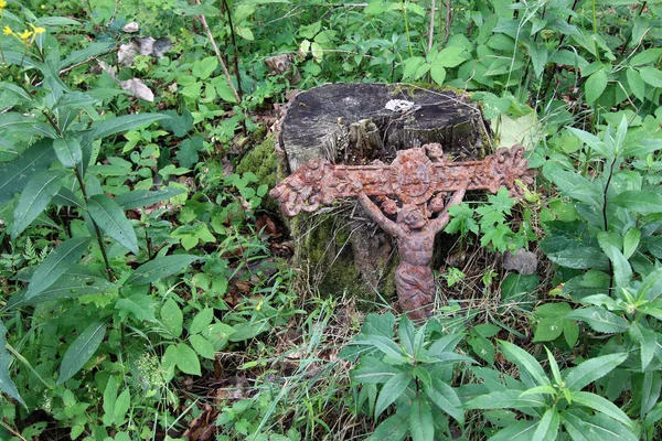 Velha cruz enferrujada perdida na floresta — Fotografia de Stock