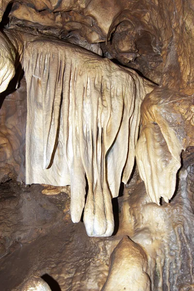 Formação de estalactites na caverna cárstica — Fotografia de Stock