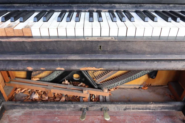 Vanha, rikki, hylätty piano — kuvapankkivalokuva