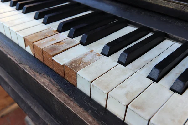 Detalhe da claviatura de piano velha, quebrada e empoeirada — Fotografia de Stock