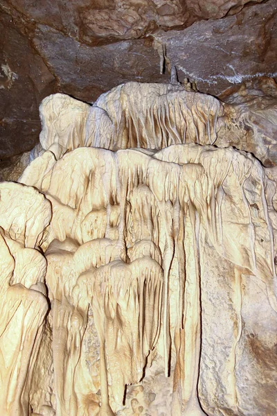 Formação de estalactites na caverna cárstica — Fotografia de Stock