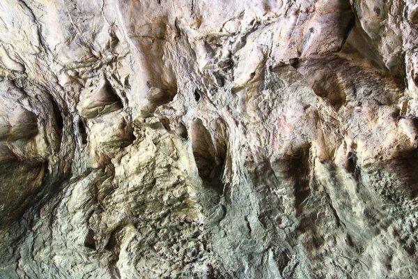 Bergväggen av kalksten grotta — Stockfoto