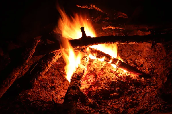 Táborový oheň - Fuj a plameny — Stock fotografie