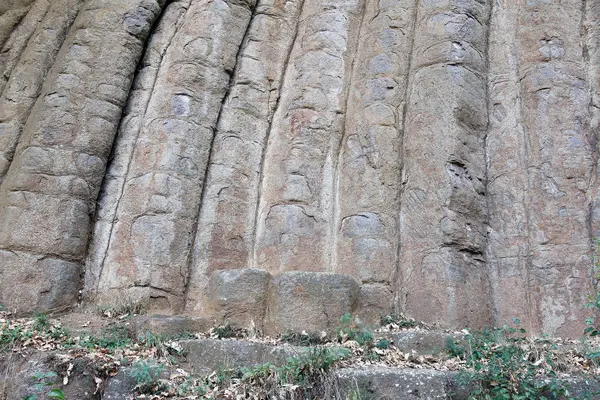 Zajímavé geologické formace - Konojedy Rock bochníky — Stock fotografie