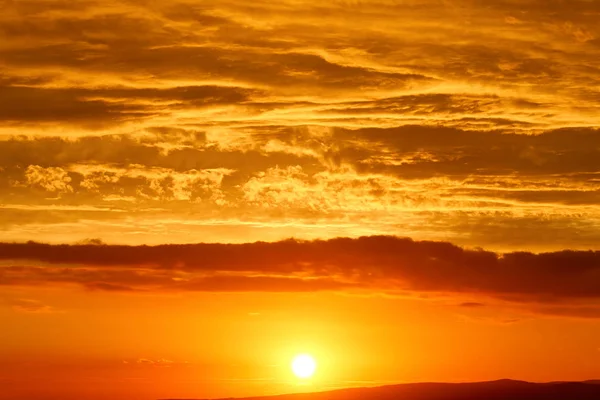 Pôr do sol - sol baixo acima do horizonte — Fotografia de Stock