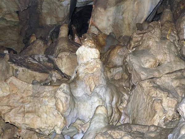 Formazioni minerali bizzarre in grotta di stalattite — Foto Stock