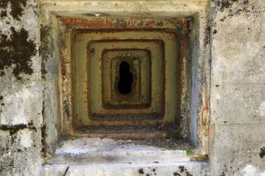 Eski bir askeri sığınakta boşluk
