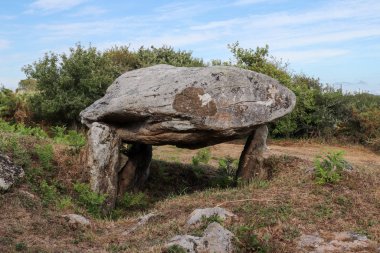 Run-er-Sinzen dolmen - Britt 'teki Erdeven yakınlarındaki megalitik anıt