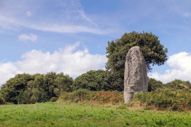 Kergornec 'li Menhir - Fransa, Brittany' deki megalitik anıt