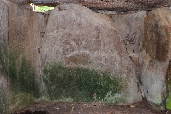 Engravings on stones in the tumulus Mane Lud near Locmariaqur in — Stock Photo, Image