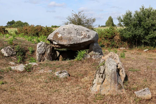 Run-er-Sinzen dolmen - monumento megalitico vicino Erdeven in Bretagna — Foto Stock