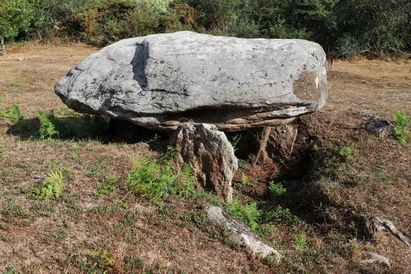 Run-er-Sinzen dolmen - megalithic monument near Erdeven in Britt — 스톡 사진