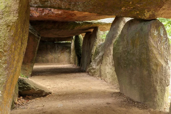 Uvnitř prehistorické pohřební komory nebo Dolmen La Roche AUX poplatky — Stock fotografie
