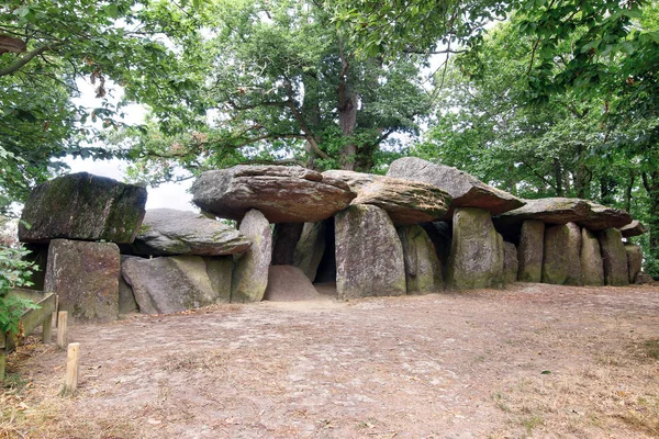 Dolmen La Roche-aux-Fees или Скала фей — стоковое фото