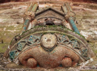 Plouha, Fransa, 15 Ağustos 2019: Kermaria ve Iskuit Şapeli - 13. yüzyıldan kalma Kermaria ve İskuit Şapeli 'nin girişinin üstündeki heykel