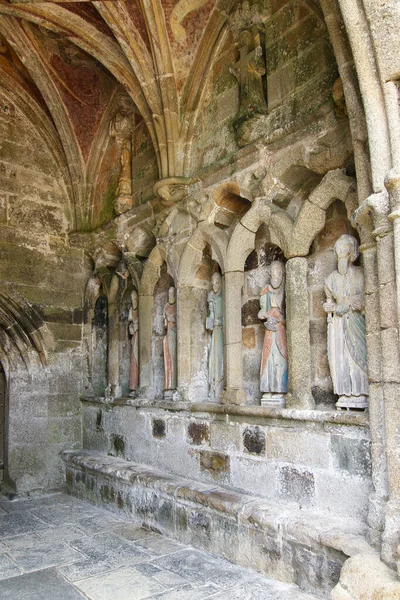 2019年8月15日 法国普洛哈 在13世纪开始的克尔迈利亚和伊斯库伊特教堂入口处的克尔迈利亚教堂和伊斯库伊特 Iskuit 中世纪圣徒木像 使徒木像 — 图库照片