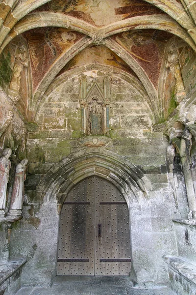 从13世纪开始 Kermaria Iskuit教堂的哥特式入口 — 图库照片