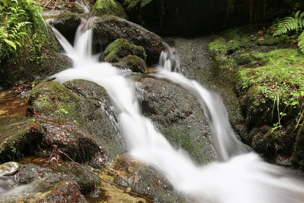 Abstraktní Detail Vody Tekoucí Přes Skály — Stock fotografie