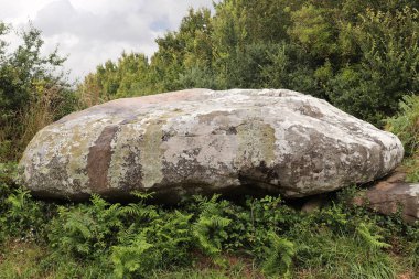 Kerlud Dolmen, Fransa 'nın Brittany eyaletinin Morbihan bölgesinde Locmariaquer' in yaklaşık 1.0 km batısındaki Kerlud köyünde yer almaktadır.