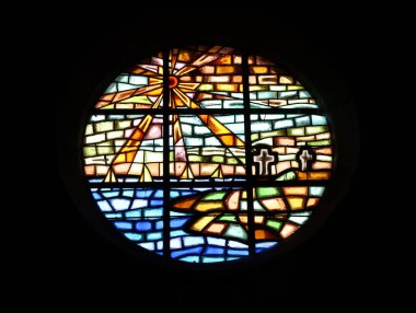 Pleumeur-Bodou, Fransa - 09 Ağustos 2019: Saint Marc Kilisesi 'nde lekeli cam pencere