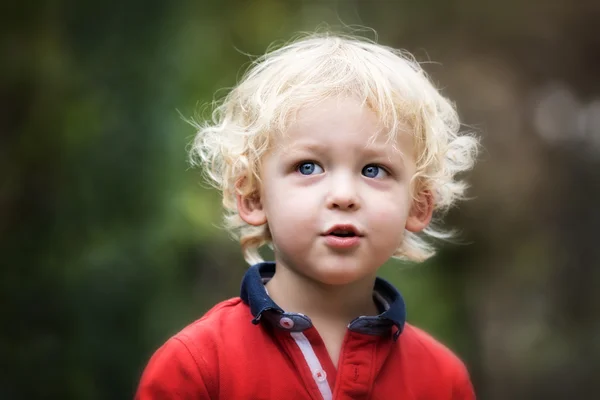 外で遊ぶ小さな男の子 — ストック写真