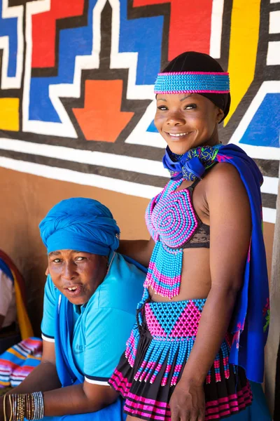 Mujeres zulúes con coloridos trajes de trabajo de cuentas tradicionales — Foto de Stock
