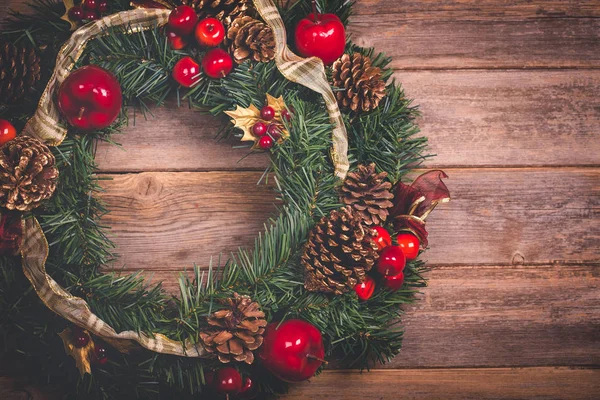 Corona de Navidad en la mesa —  Fotos de Stock