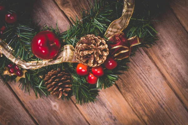 Рождественский венок на столе — стоковое фото