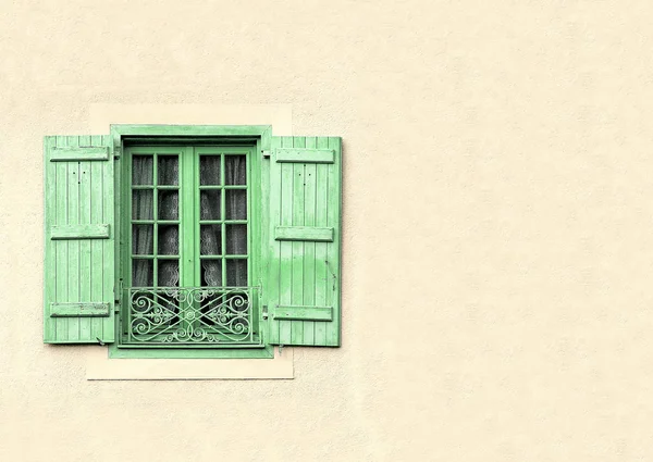 Zöld zsalugáteres ablak-val másol hely — Stock Fotó
