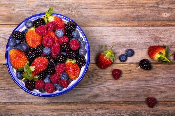 Vista aérea de las frutas de verano en un tazón — Foto de Stock